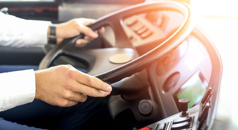 Egy kábítószerező utas miatt többen rosszul lettek a buszon, a sofőrt kórházba kellett vinni