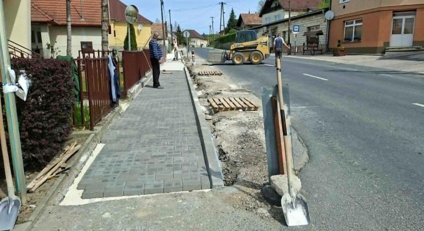 Látványos szakaszba ért a súri felújítás - már rakják a térkövet a Petőfi utcában