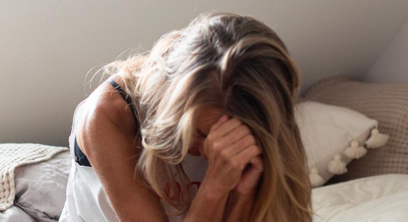 „A szexuális fájdalmat nem egy pohár bor oldja meg” – Rengeteg nő magára marad az endometriózissal