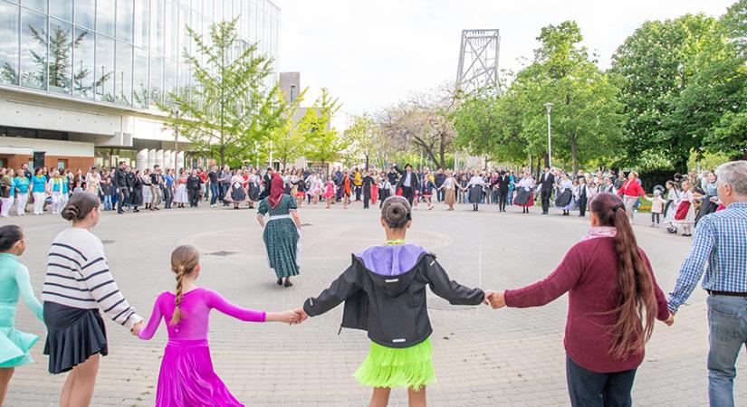 150 táncos töltötte meg a Hild teret Szolnokon, a tánc világnapján (képgalériával)