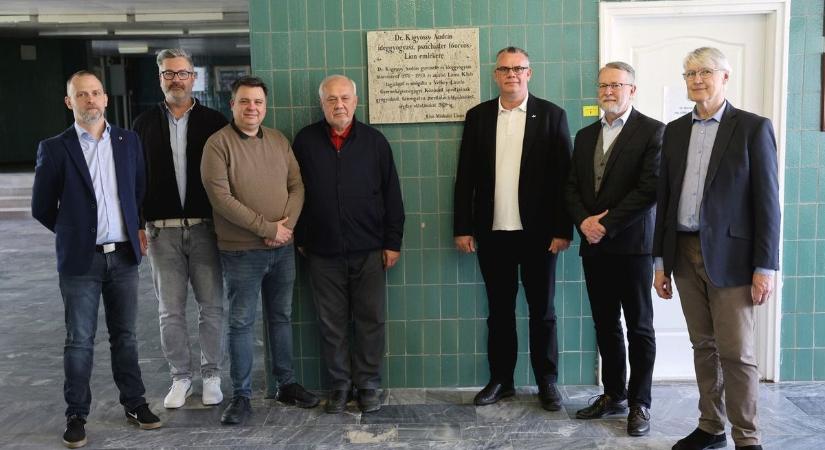 Egy élet a gyermekekért: emléktáblát kapott Dr. Kígyóssy András - képekkel