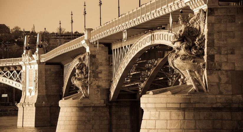 Felrobbant, színt váltott, de így is imádjuk – 150 éves a Margit híd