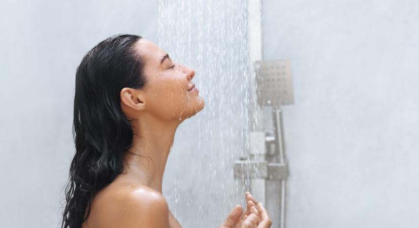 Zuhanyzás közben a zuhany felé néz, avagy elfordul tőle? Ez egyébként most tényleg vita tárgya?