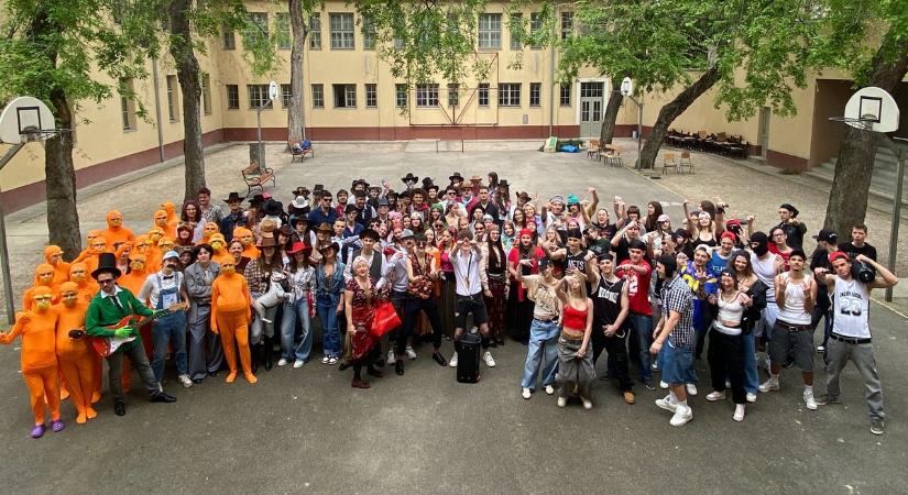 Gengszterek és vadnyugati hősök vették birtokba a bajai gimnáziumot  fotók, videó