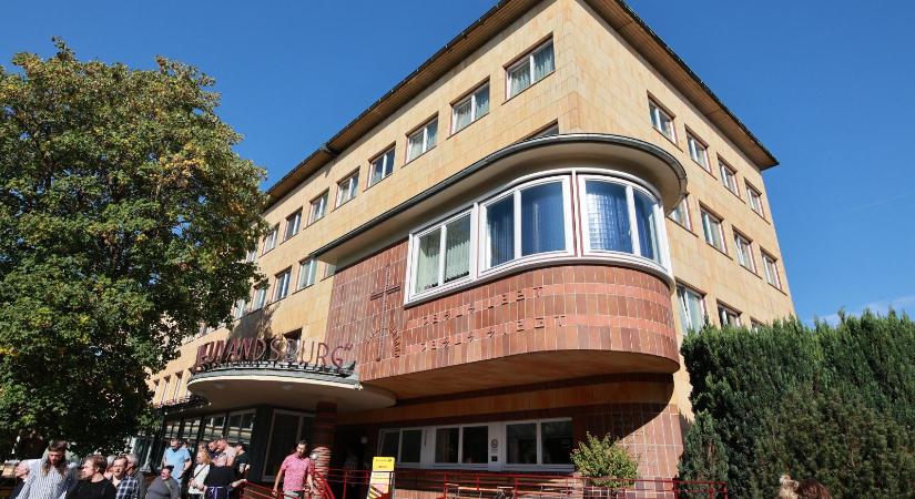 Kultúrharcra készül az AfD, programjuk szerint a művészeti életnek, a színházaknak és az emlékezetpolitikának a nemzeti identitás szolgálatába kell állnia