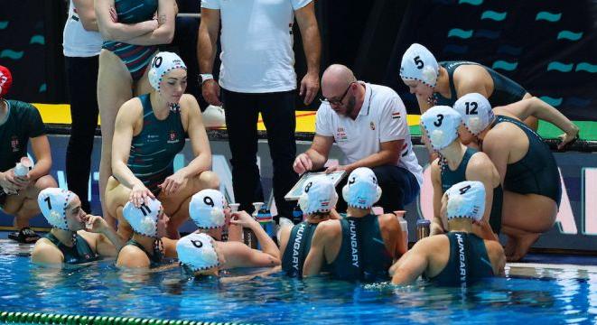 Új legókockákat keres a tornyához a női pólókapitány