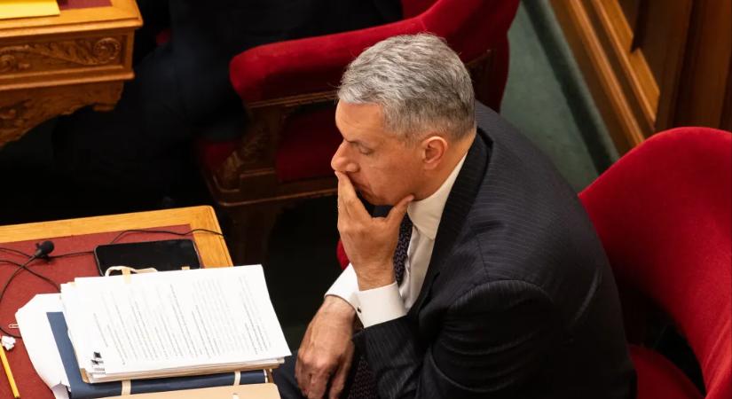 Lázár János újra a parlament leghátsó sorába fog ülni