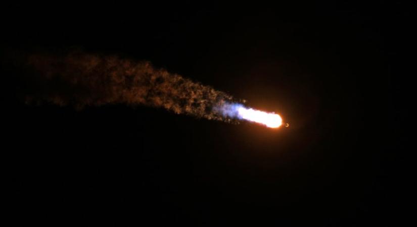 Hamarosan a Holdba csapódik a SpaceX rakétája