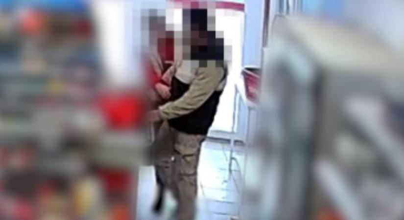 Három és fél év börtönt az üzletvezetővel harcoló csokirablóra – videó