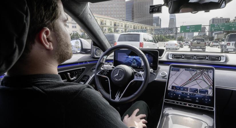 Így lettek pöfögő gépekből guruló számítógépek az autóink