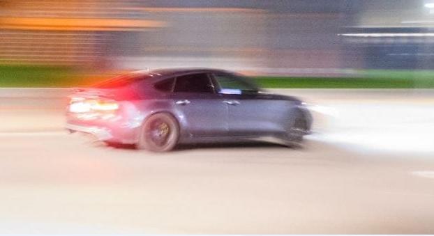 238 km/h-val is száguldott a 25 éves nő, videóra vette, a legszigorúbb büntetést kapta Svájcban