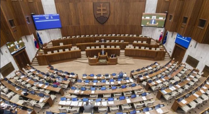A képviselői fizetések befagyasztásáról vitázott a parlament