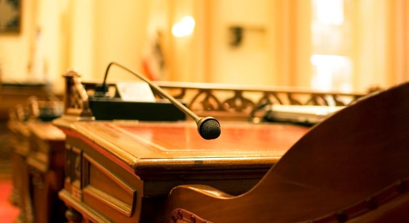 A sírás határán mondta ki az elképesztő sorokat a jászberényi önkormányzat fideszes képviselője - videó