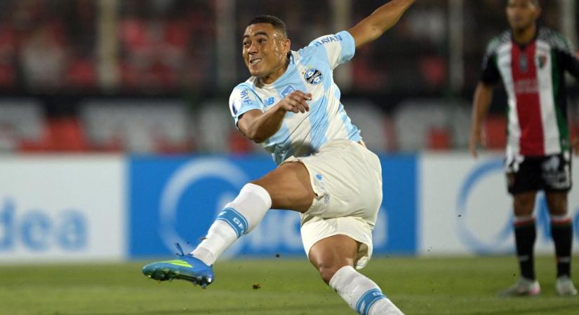 Hiába fújták vissza, háromszor is kihagyta a tizenegyesét egy csatár