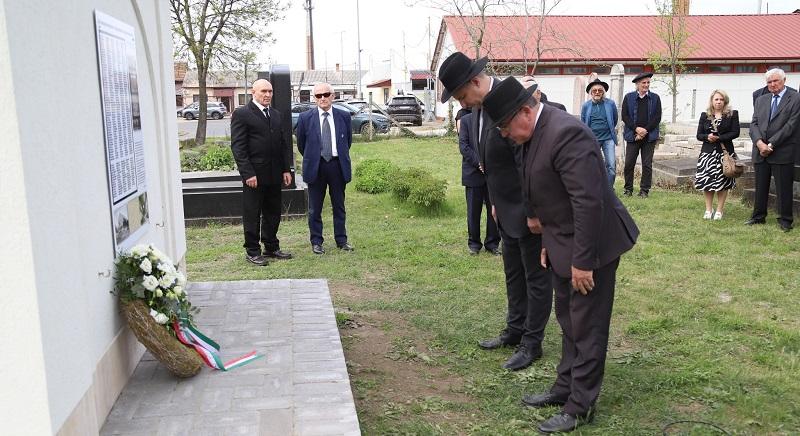Emlékművet avattak a holokauszt áldozatainak tiszteletére Törökszentmiklóson