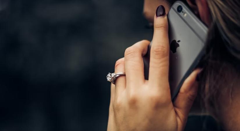 „Anya, bajban vagyok!” – az új telefonos csalás már a szeretteink hangján szólalhat meg