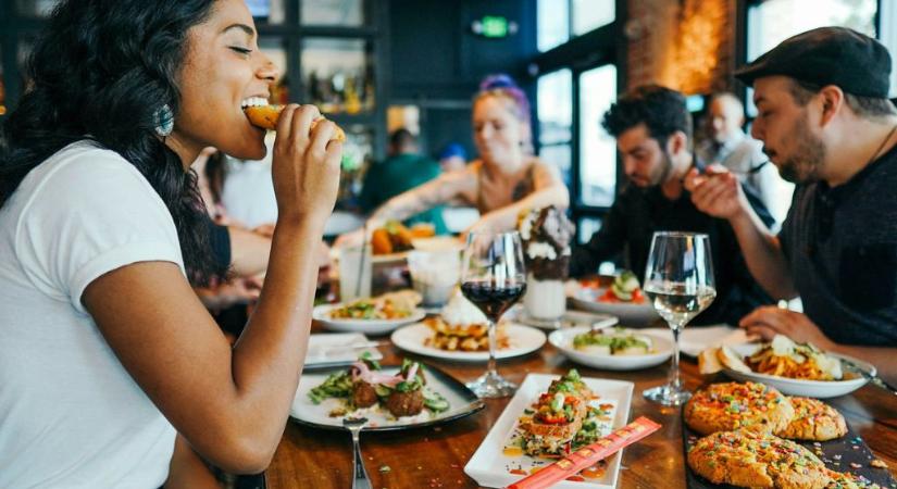 A pszichológia szerint azok, akik segítenek leszedni az asztalt a pincérnek az étteremben, ilyen személyiségjeggyel bírnak