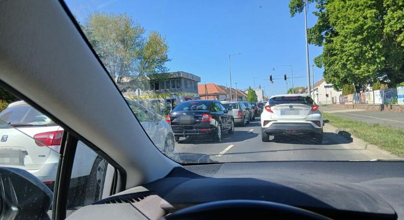 Beállt a forgalom, araszolnak az autók a Zanati úton