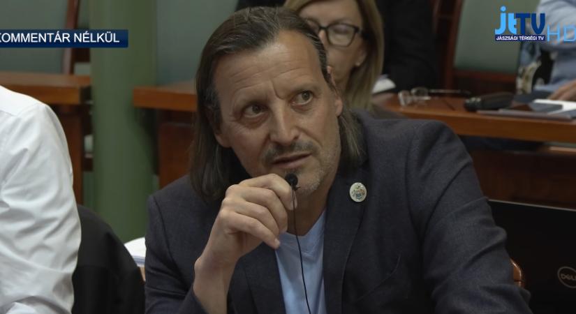 Megdöbbentő videó: majdnem elsírta magát a fideszes politikus a főnöke miatt