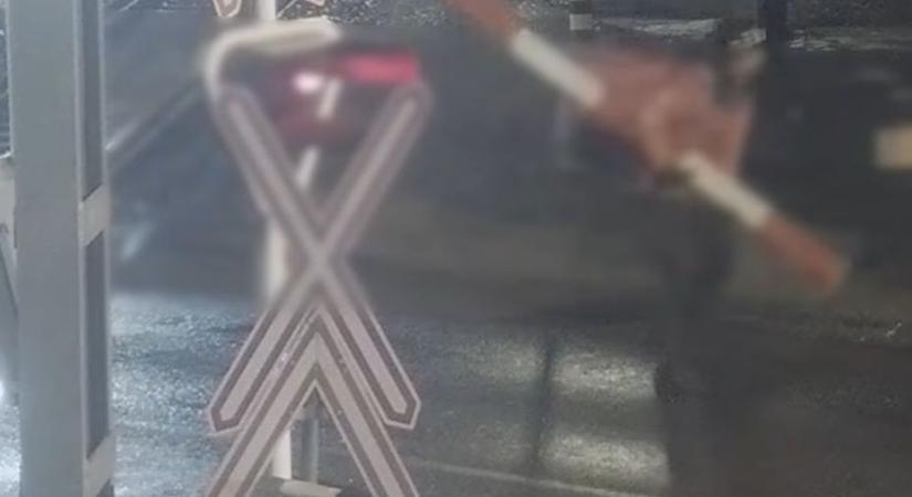 Ételfutárt keresnek: letörte a sorompót Debrecenben