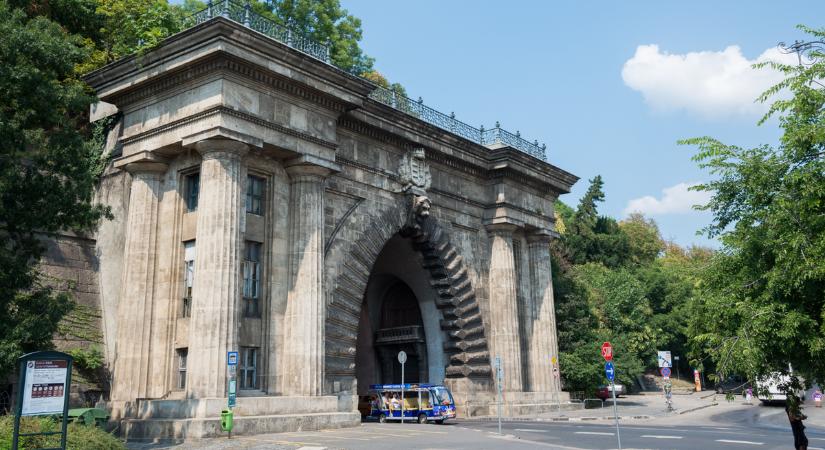 Városi legenda és mérnöki bravúr: a Váralagút 169 éves, egykor fizetni kellett az átkelésért