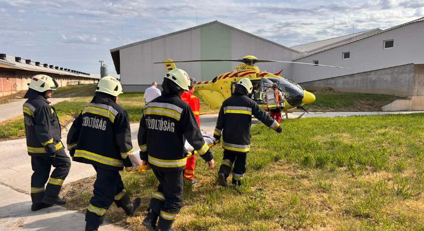 Borzasztó baleset: föld omlott egy férfire, tűzoltók, mentőhelikopter a helyszínen