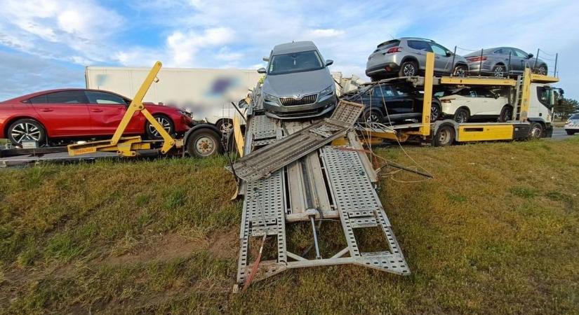 Két kamion ütközött az M5-ösön, öt autó ronccsá tört, egy embert kórházba szállítottak  fotók