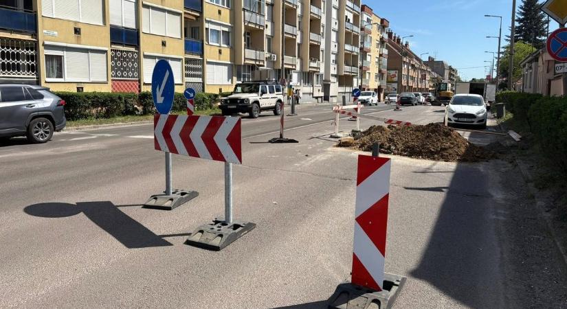 Lassan itt a vége – megszünnek a forgalomkorlátozások a vízhálózat-fejlesztés után Eger utcáin
