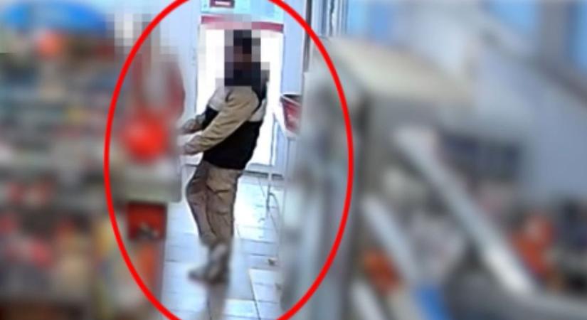 Willy Wonka ezt nem így tanította: kabátba rejtve próbált csokit lopni egy hevesi férfi – videóval