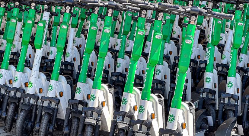 Meglépte egy magyar város: komolyan korlátozzák az elektromos rollerek közlekedését