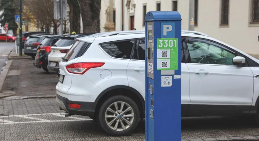 Figyelem! Van, ahol fizetős lesz május 1-jén a parkolás