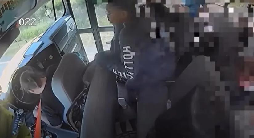 Videón, ahogy rosszul lett az iskolabusz sofőrje és a gyerekek állították meg az autópályán száguldó buszt Mississippiben