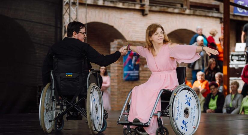 A tánc mindenkié: legkisebbektől a szeniorokig ünnepelték a tánc világnapját Marosvásárhelyen (GALÉRIA)