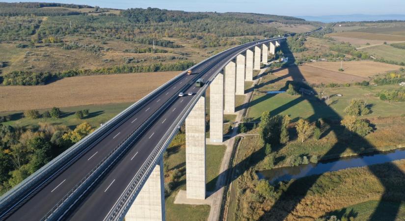 Tragédia a kőröshegyi völgyhídon: eldobta életét a 60 év körüli férfi