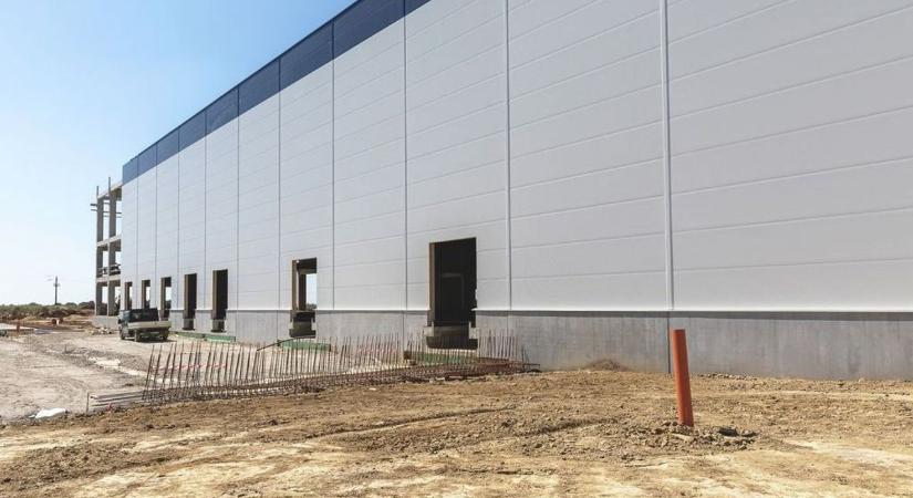 Elkészültek a csarnokok, mégsem indulhattak el – így mentette meg őket Debrecen