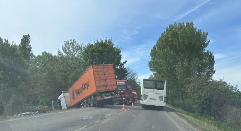 Megtudtuk, hogy történt az 1-es úti baleset, amelyben kamion borult árokba