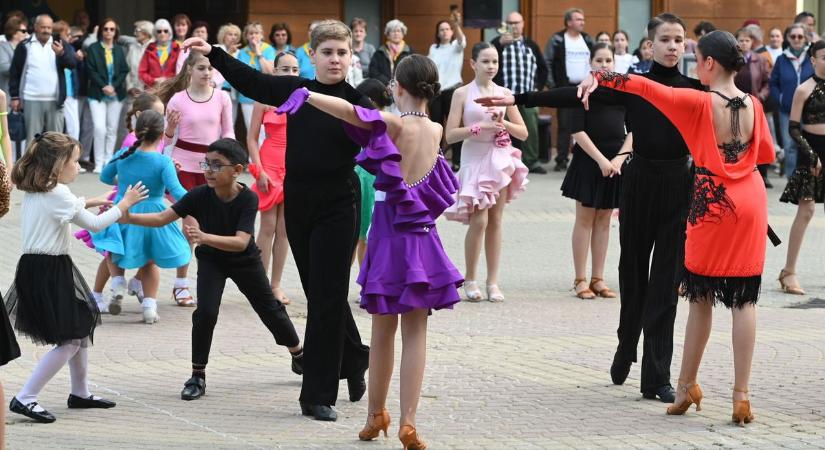 Ilyet sem látni minden nap! Megállt a forgalom és táncparketté változott a szolnoki Hild tér!