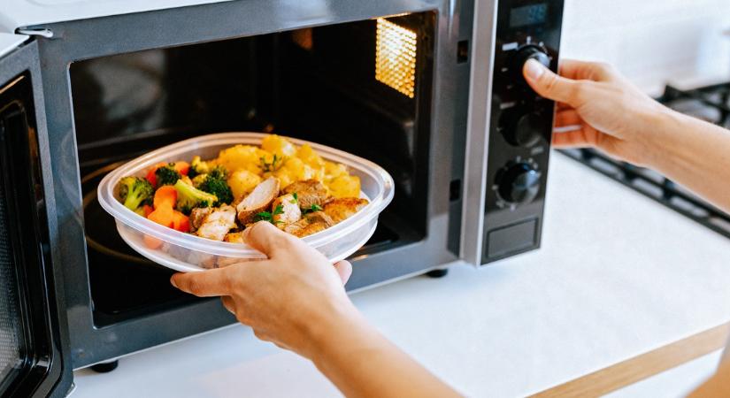Soha ne melegítse meg ezt a három dolgot a mikrohullámú sütőben - Ez egyenes út a mérgezéshez
