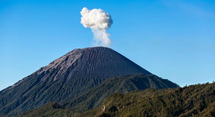 A vulkánon túráztak, amikor az kitört: videón a menekülés