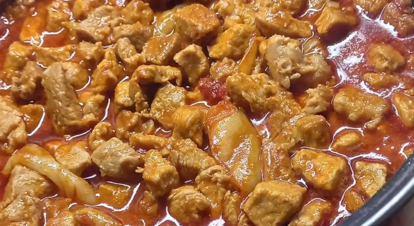 Soha ne önts vizet a pörkölt alá az elején! Ettől a trükktől olyan sűrű lesz a szaftod, mint a profi szakácsoké