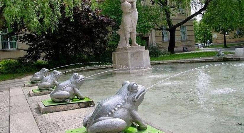 Üres lett a dunaújvárosi szökőkút – hová tűntek el a békák egy időre?