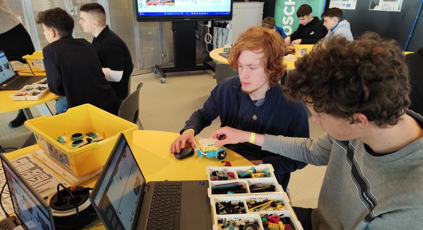 Nem tankönyvből tanulnak: robotokkal és MI-vel készülnek a diákok a jövő kihívásaira