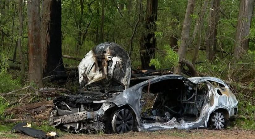 Drámai képsorok: Autójában égett halálra a sofőr Fejérben (videó, galéria)