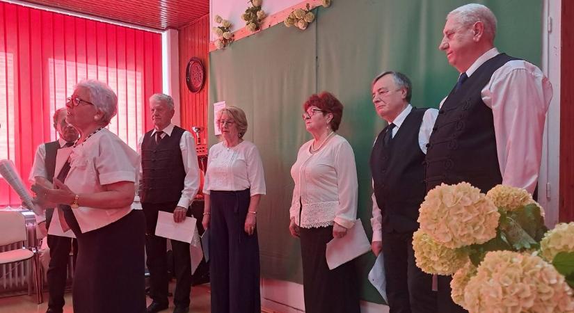 Szívhez szóló anyák napi ünnepséget szervezett a Jereván lakótelep Lővéri Nyugdíjas Klubja - fotók