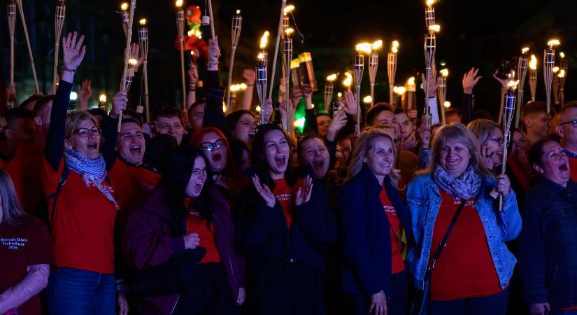Fáklyafényes ballagás: több mint hatszáz diák búcsúzott Esztergomban
