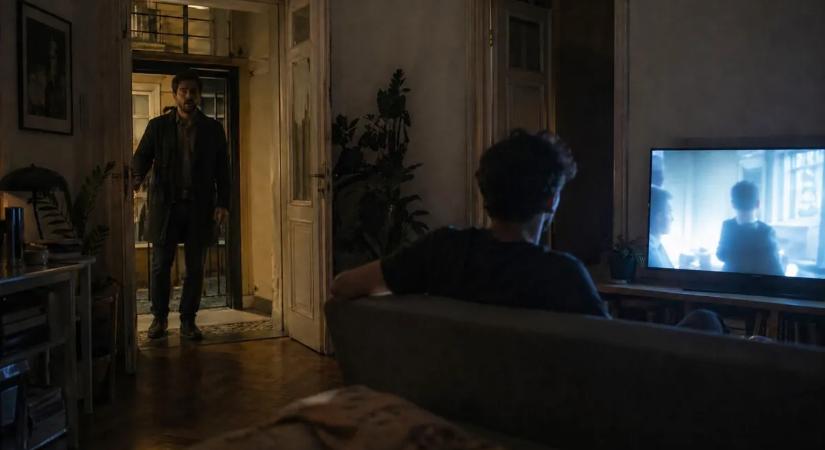 Videón, ahogy kiugrott egy férfi egy budapesti lakás ablakán