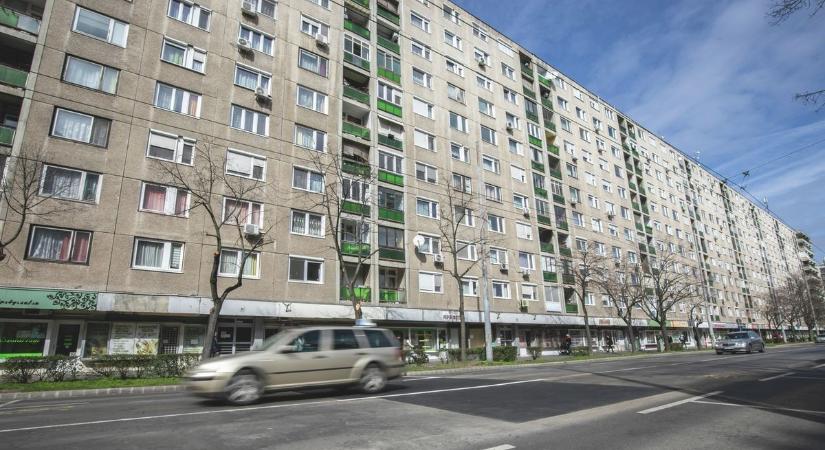 Szigorú feltételekkel kínálják Debrecen belvárosi lakótömbjét