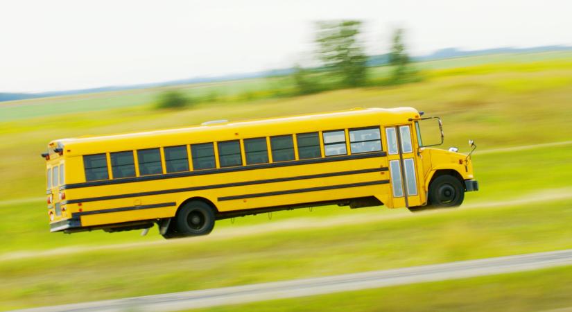 Rosszul lett a buszsofőr, talpraesett gyerekek állították meg a buszt az autópályán