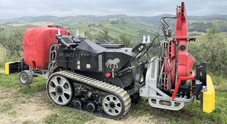 Black Shire RC3075 robot a sorok között