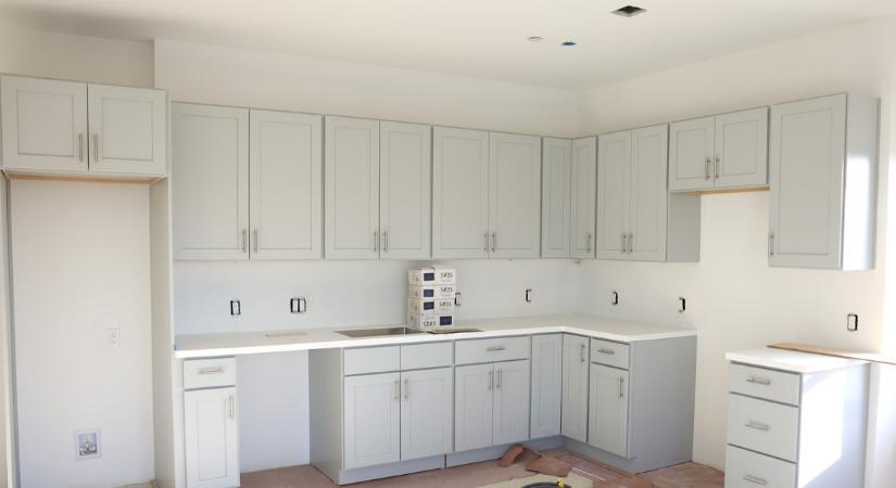 Miért nem jó, ha a konyhaszekrény a mennyezetig ér? Erre az egy dologra figyelj